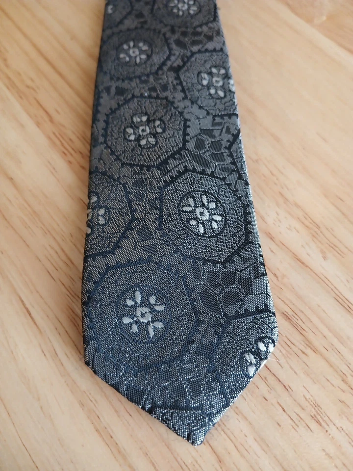 Corbata de seda Brittania para hombre ajustada vintage plateada y negra floral geométrica... Foto 4 de 4