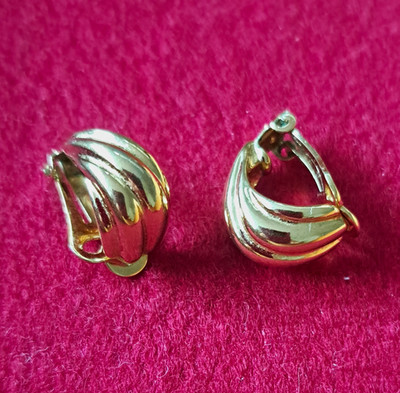 Goldfarbene Clip-On Ohrringe (Paar), geripptes Design, ohne Stein