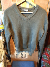 Pull Français des années 1970 kaki coll en V taille 96 et 104.