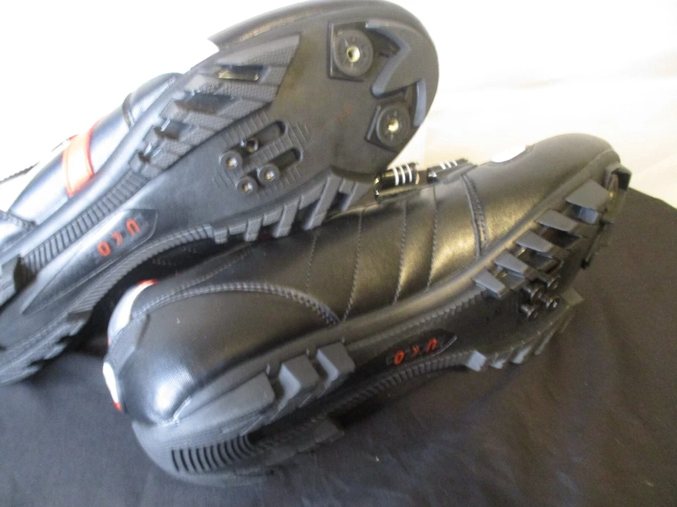 Zapatos de ciclismo Bucklos B708 negro/rojo/blanco gancho y bucle talla 11,5 EE. UU. con tacos Foto 2 de 4