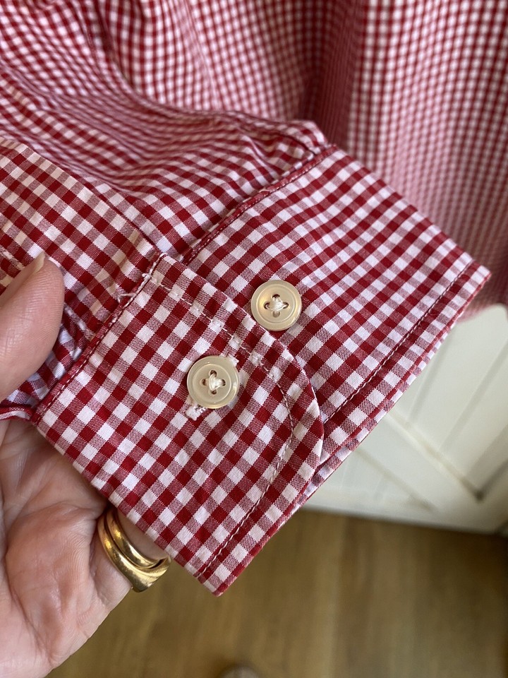 Men’s gap Red checked shirt size medium, relaxed fit, button cuff, GUC