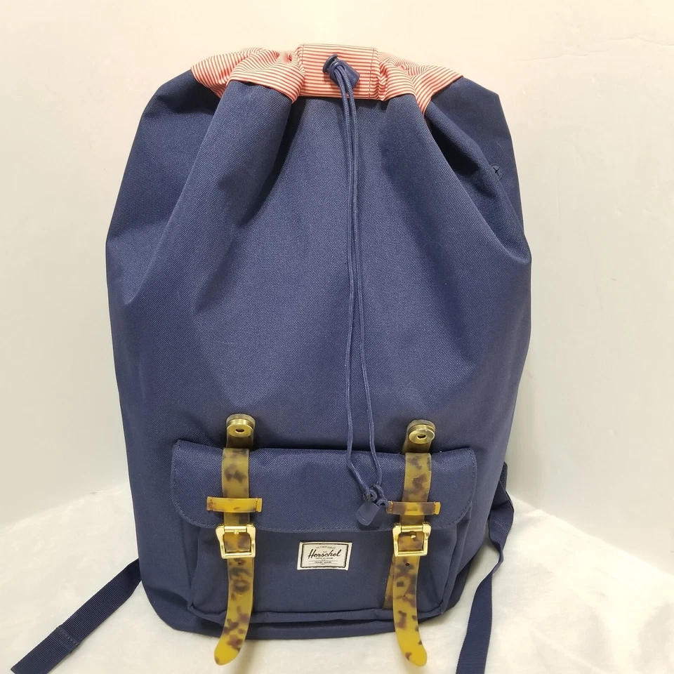 Mochila para portátil HERSCHEL Little America azul marino con correas de camuflaje interior a rayas rojas Foto 2 de 4