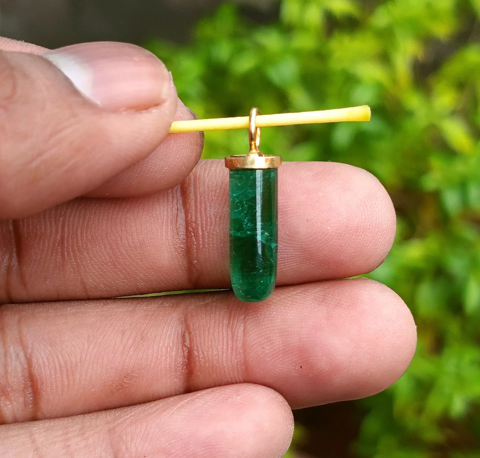 Dije de oro esmeralda lápiz natural, colgante de oro macizo de 18 k hecho a mano Foto 4 de 4