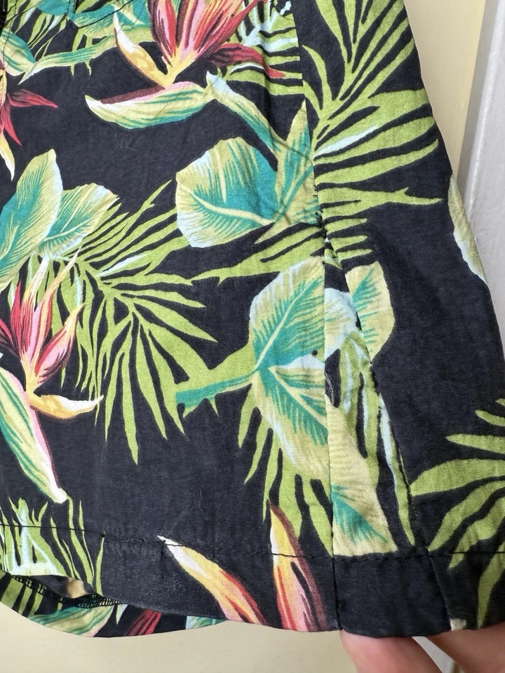 Catalina, Pantalón Corto Negro y Floral Cremallera Frontal tiro Medio, Talla Pequeña Foto 2 de 4