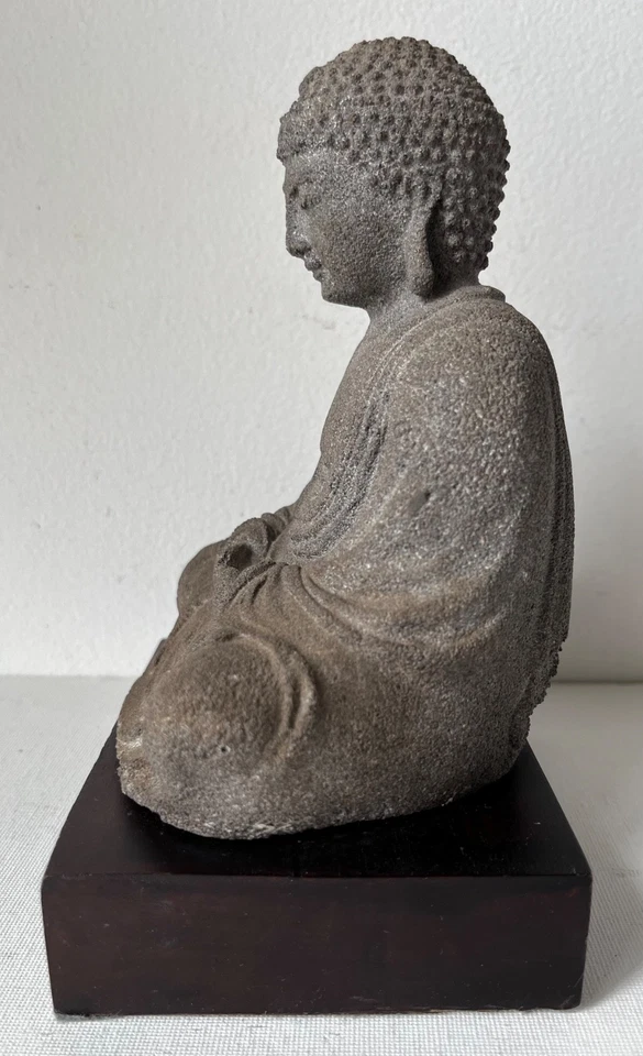 ANTIGUO PEDESTAL DE MADERA DE BUDA SENTADO PIEDRA TALLADA Foto 2 de 4