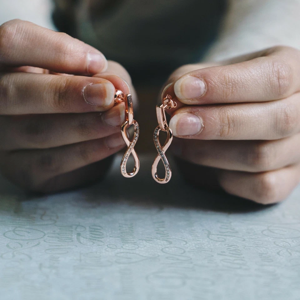 Orecchini a goccia infinito in oro rosa con cristalli di Zircondia di Philip Jones - Immagine 3 di 4