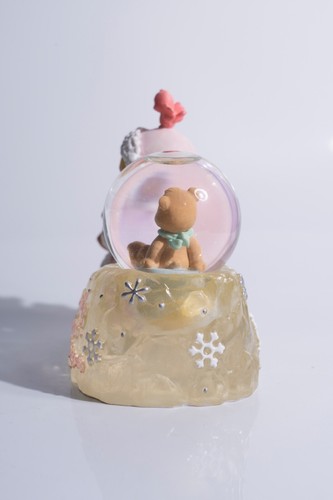 Enesco 2000 PRECIOSOS MOMENTOS ""DESLIZÁNDOSE EN LA TEMPORADA"" OSO DE PELUCHE GLOBO DE NIEVE - Imagen 4 de 9