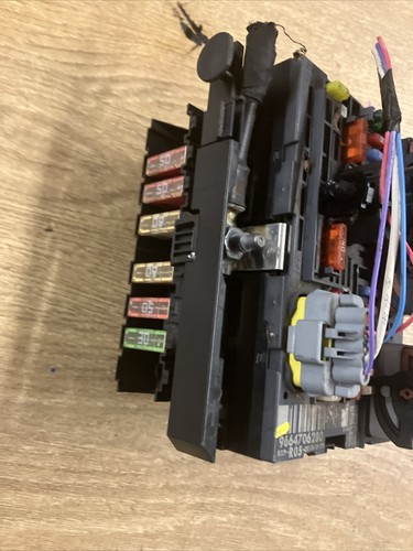 PEUGEOT CITROEN UNDER BONET FUSE BOX 9664706280 R05 And Plugs - Picture 3 of 4