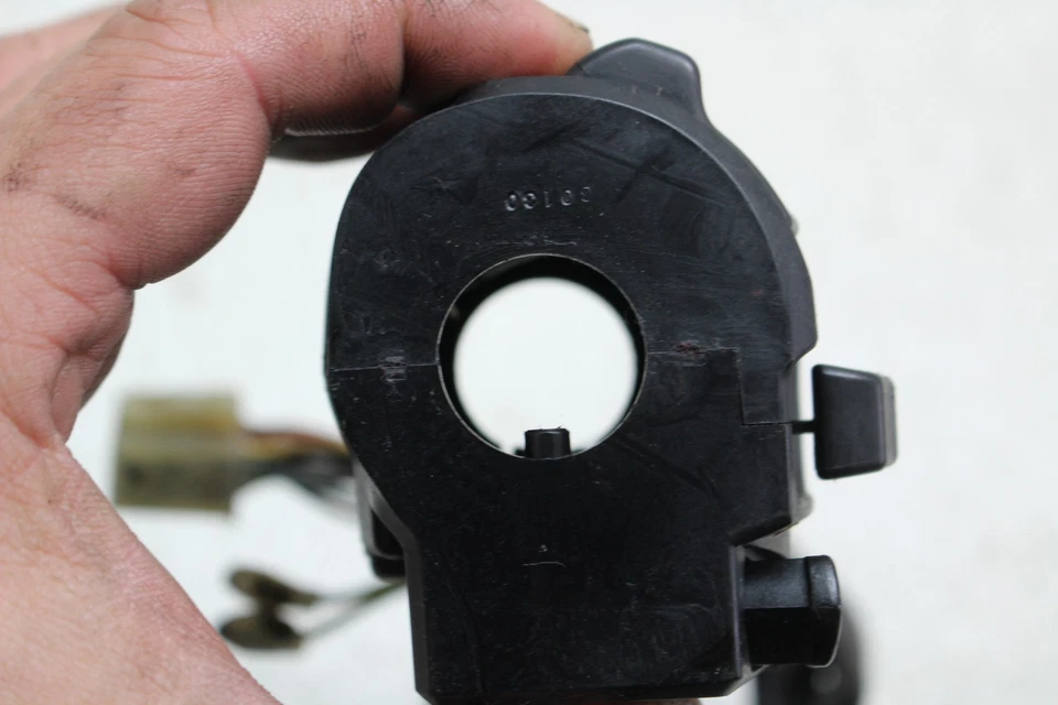 INTERRUPTORES DE INTERRUPTOR DE SEÑALES DE BOCINA IZQUIERDA YAMAHA YZF R6 2003-2005 Foto 3 de 4