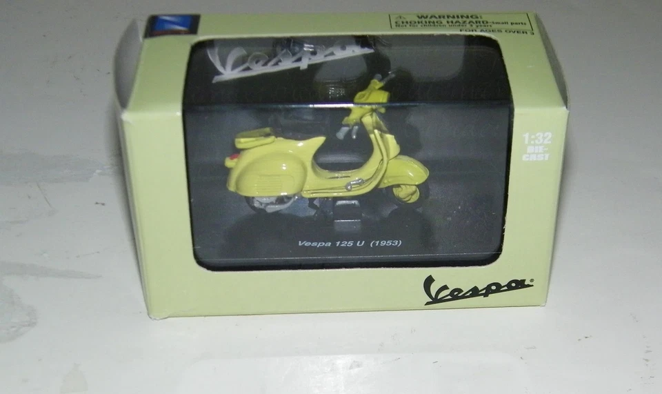 New Ray 1:32 Diecast Piaggio VESPA 125 U ( 1953 ) New In Box w/Hard Case Display - Image 3 of 4