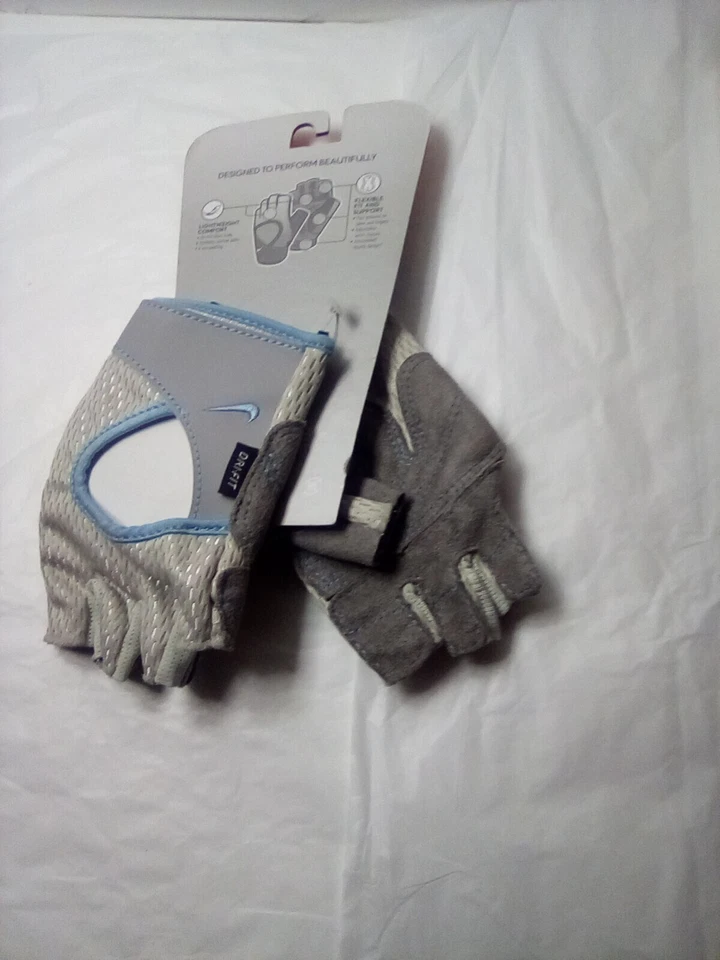 Guantes de fitness de fuerza para mujer Nike talla mediana Foto 2 de 4