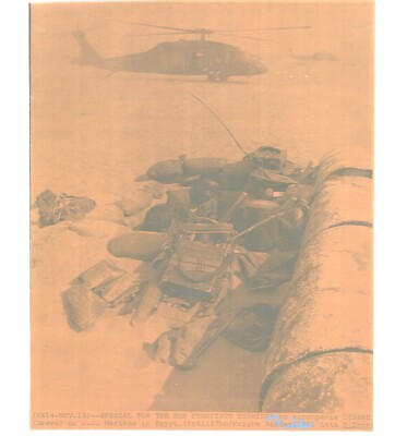 US MARINE In Foxhole with MARINE HELICOPTER Vintage 1982 Press LaserPhoto