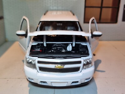Chevrolet Tahoe 2008 V8 White 4.8 5.3 6.0 Welly 1:24 Scale Model
