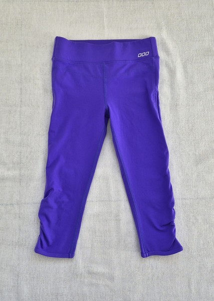 Lorna Jane EC  Size XS (8)  purple cropped 3/4 active leggings, ruched sides
