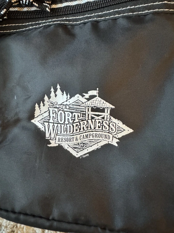 Bolsa de almuerzo aislada para campamento Disney Fort Wilderness Resort correa negra Foto 2 de 3