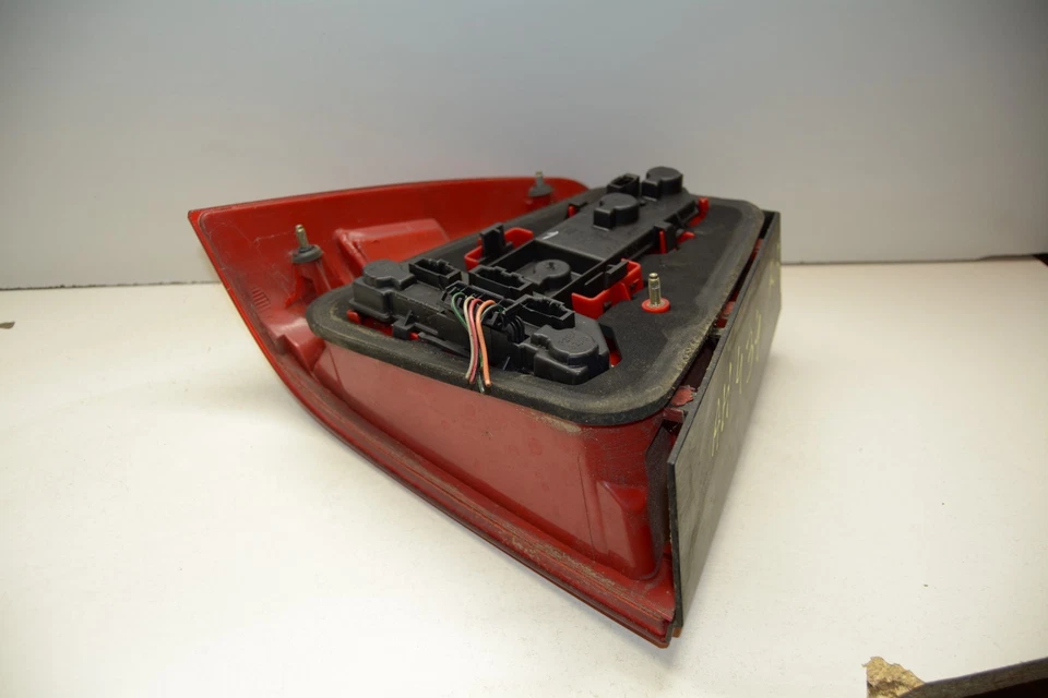 Luz trasera derecha del lado del pasajero Volkswagen Jetta 1999-2003 OEM, 166-59113 Foto 4 de 4