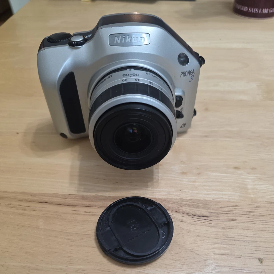 尼康 Pronea S 相机带镜头和盖通电。 — 第 2/4 张图片