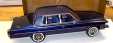 1:18 BOS Best Of Show DARK BLUE METALLIC 1982 Cadillac Fleetwood Sedan 1/300