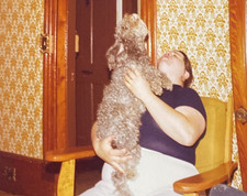 Donna anni 70 che tiene Lagotto Romagnolo simpatico cane peloso cucciolo foto originale P23t22