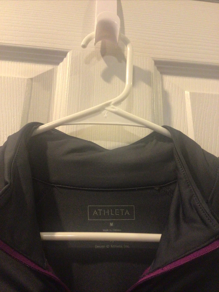 Pullover gris con cremallera Athleta 1/4 para mujer talla M gris entrenamiento bolsillo trasero Foto 3 de 4