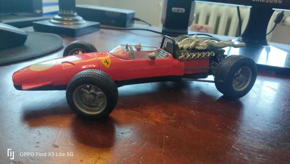 Modellino Ferrari F.2 320PS scala 1/16 con motore a molla funzionante Shuco 1965 - Immagine 2 di 4