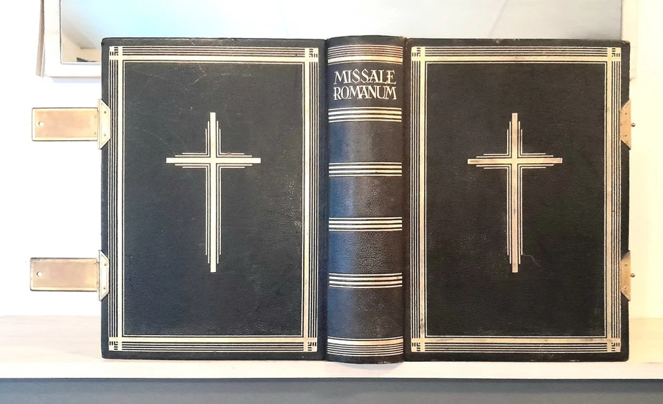 LARGE ANTIQUE ROMAN CATHOLIC MISSAL WITH BRASS CLASPS, ILLUSTRATED - Image 2 of 4