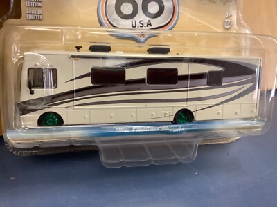 Chase 2016 Fleetwood Bounder 35K Motorhome Green light 1/64