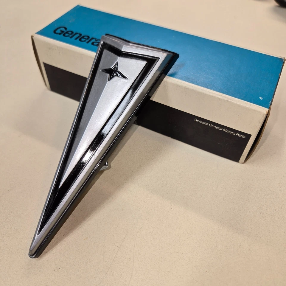 Pontiac Firebird 1969 - Trans Am 400 parachoques emblema "V" Foto 3 de 4