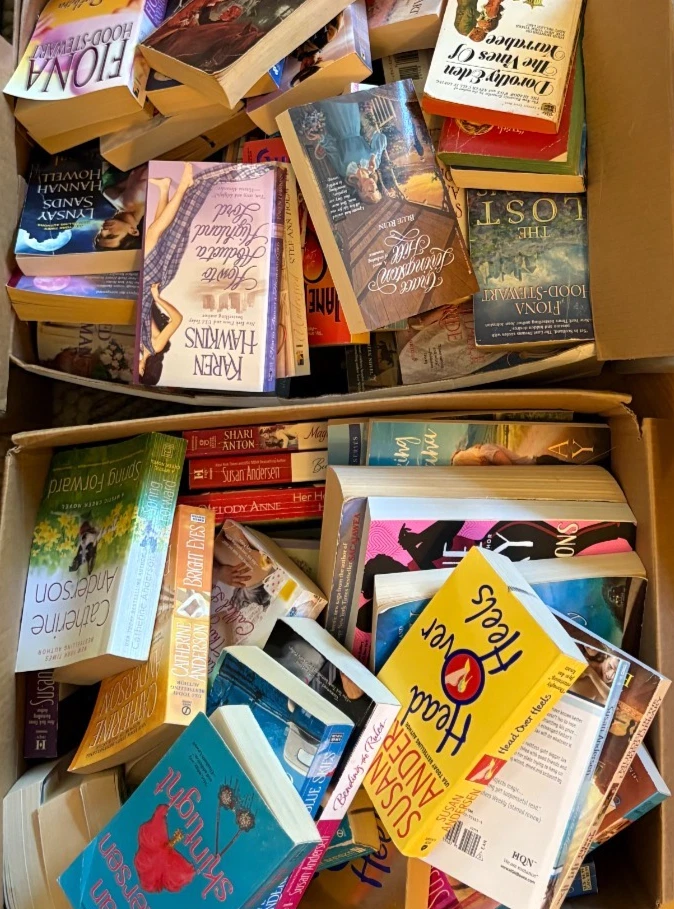 RANDOM Lot of 10 ROMANCE Paperback Books Popular Authors - *Buy More & Save* - Image 4 of 4