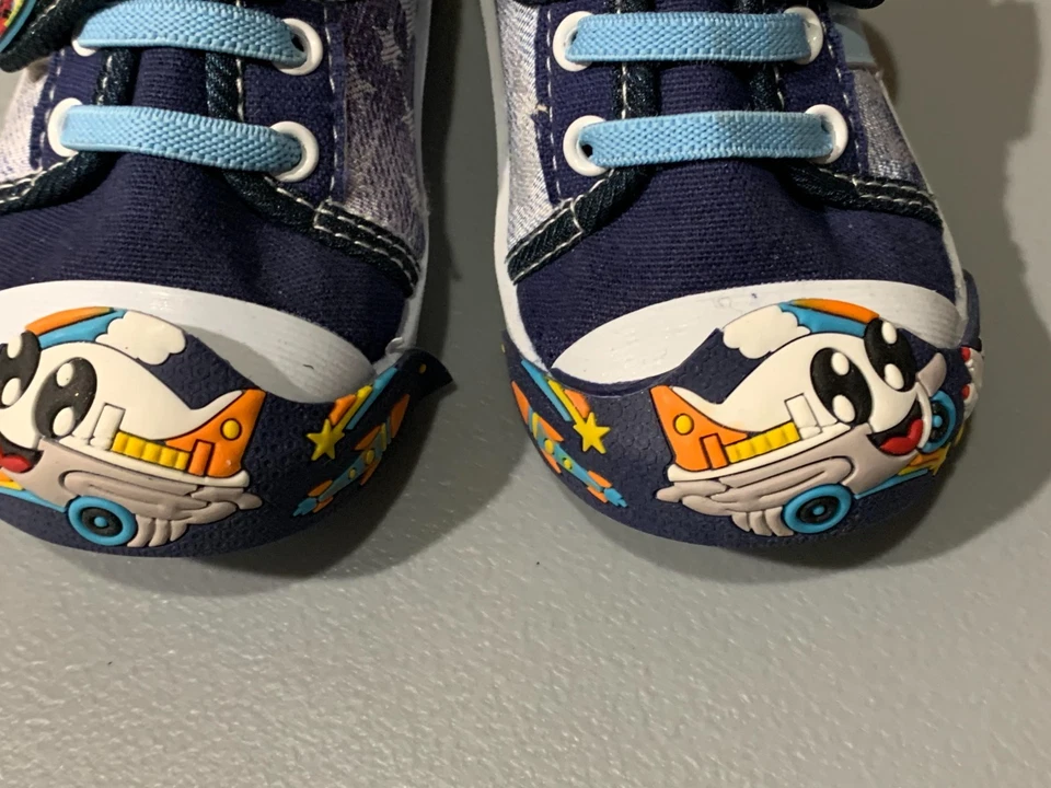 Zapatos sin cordones Chulis para niños pequeños azules estrellas aviones talla 4 lona nuevos sin etiquetas Foto 2 de 4