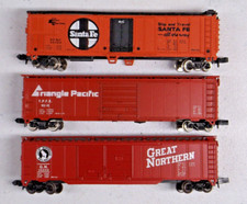 3 N scale box cars lot 2385
