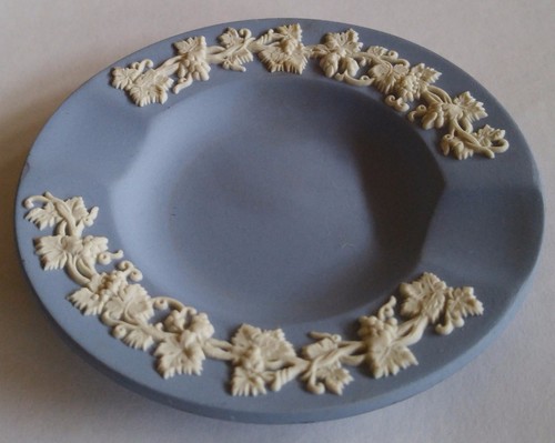Wedgwood blauer Aschenbecher Jasperware Traubenblattrand England