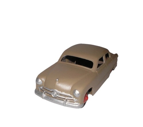 DINKY FORD SEDAN 1/43 MODEL MADE IN ENGLAND.VINTAGE COLLECTIBLE.