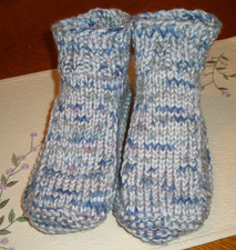 HAND KNITTED WOMAN DORM BOOTS "CUTE" SIZE MEDIUM 8 9 NEW