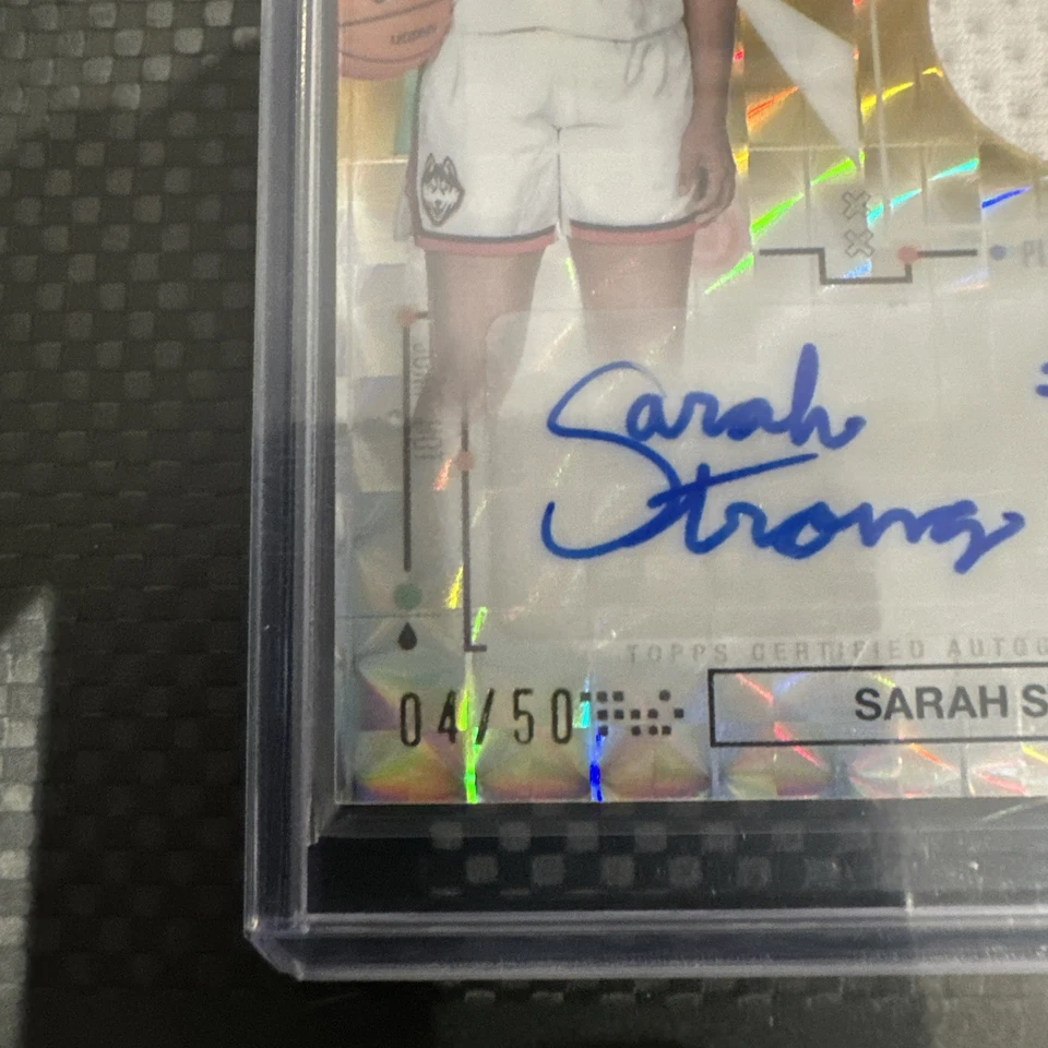 Parche usado Sarah Strong Player 2024-25 automático dorado geo/50 UCONN Foto 3 de 3