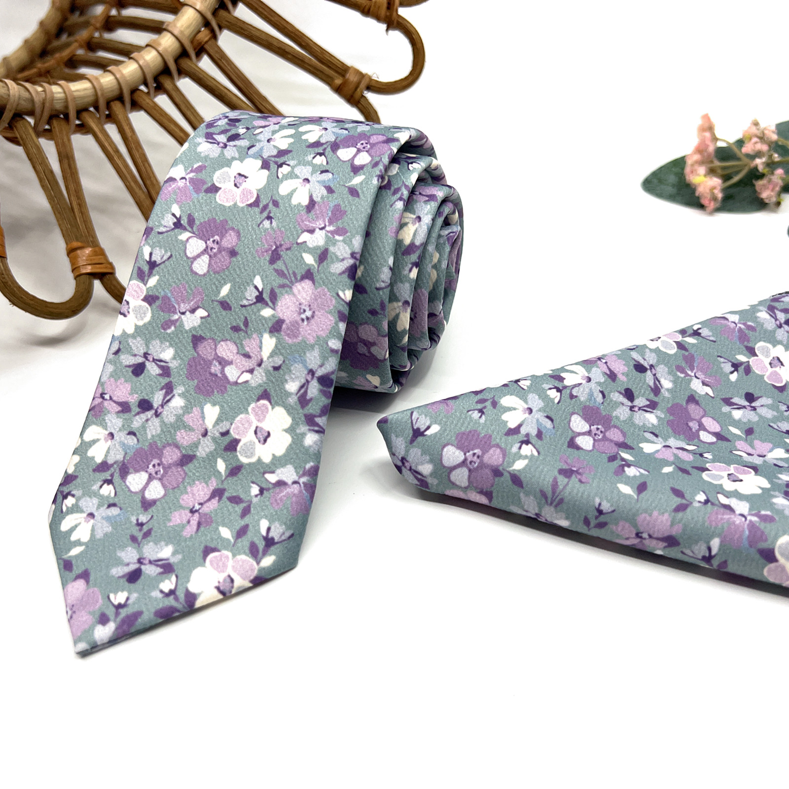 Juego de corbata floral lila y cuadrado de bolsillo - Corbata de boda hecha a mano para novio