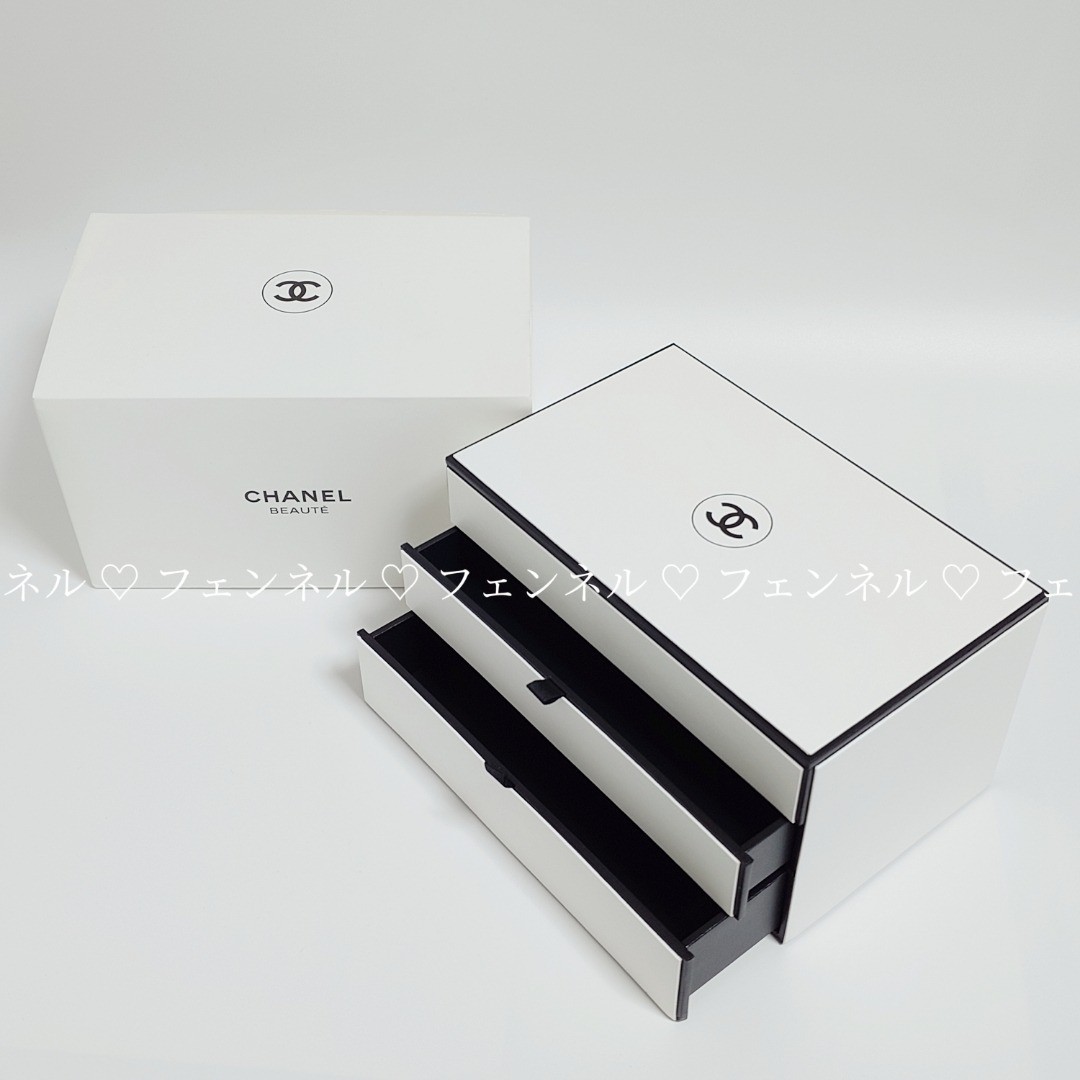 CHANEL ジュエリーボックス ホワイトノベルティ Authentic, limited edition Chanel novelty jewelry box with mirror