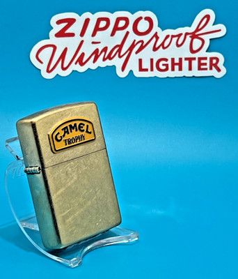 Brandneu 2025 Zippo Feuerzeug Unikat Retro CAMEL TROPHY Emblem getrommelt Messing Etui