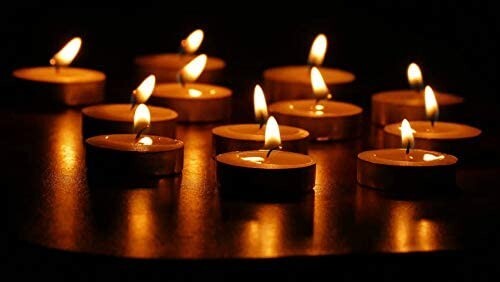 100 Tee Nachtlichter Kerzen 8 STUNDEN LANGES BRENNEN duftenlos Teelichter Nachtlicht UK - Bild 3 von 7