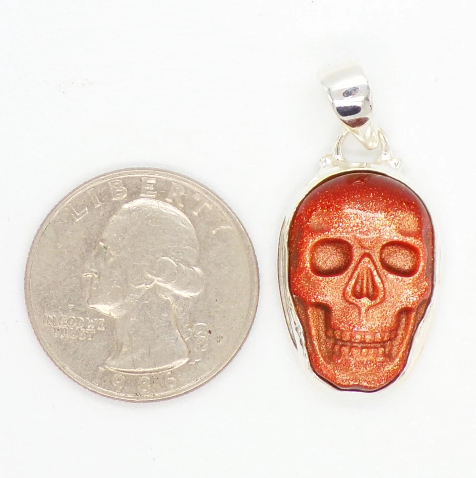 Colgante de piedra dorada calavera gótica de plata de ley anhelada a mano con cadena de plata Foto 2 de 4