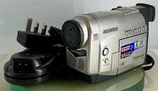 SAMSUNG VP-D10 22x OPTICAL ZOOM 2.5 LCD DIGITAL CAMCORDER CHARGER  TESTED - 340