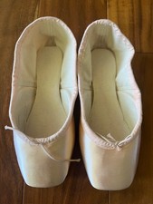 Suffolk Reign Pointe Ballet Shoes Light Shank 4.5 Length 1X Width NIB