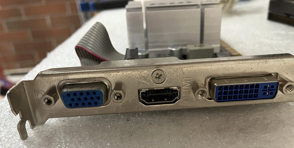 ~ MSI NVIDIA GeForce 210 N210-MD512D3H/LP PCI-e 512MB HDMI VGA DVI Graphics Card - Image 4 of 4