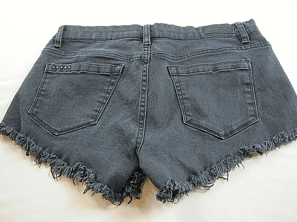 Pantalones cortos negros Blank NYC talla 27 [29W X 3 pulgadas L] dobladillos con flecos cortados tiro bajo Foto 2 de 4