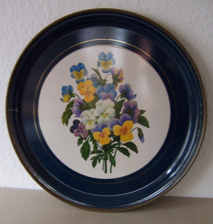 Tablett, Blech, Durchm. 40 cm; h=2 cm; unten Filz, grün; kl. Kratzer; 2 Flecken