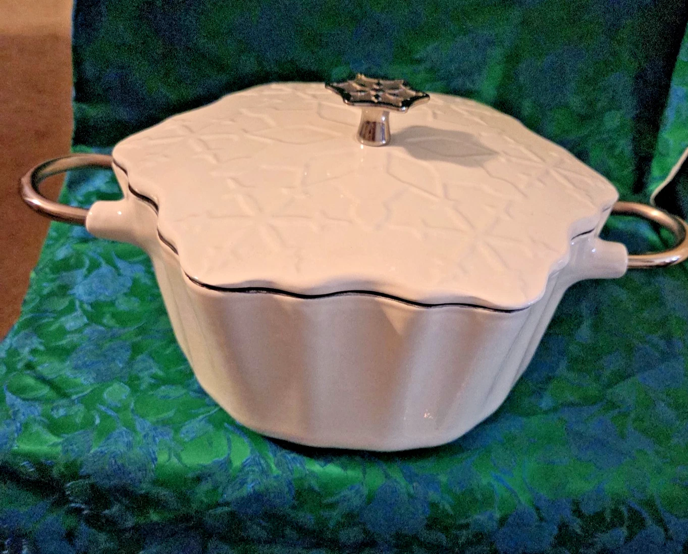 Tim Love Snowflake Design White Enameled Casserole Dutch Oven 7" x 14" to Handle
Opens in a new wind