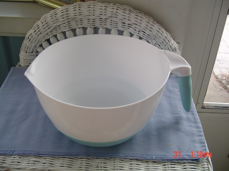 Good Cook 2 Qt Mixing Bowl w Pour Spout Handle Non Slip Base White + Teal