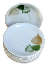 18 Triptis Untertassen..Porzellanteller...Kaffeegeschirr,- Blattmotiv -Weiß-Grün