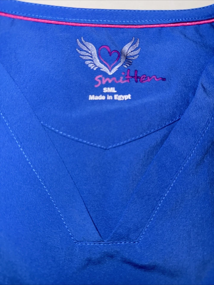Blusa Médica Smitten Azul Cuello en V Para Mujer Talla SML Bolsillos Acentos Rosa Caliente Foto 4 de 4