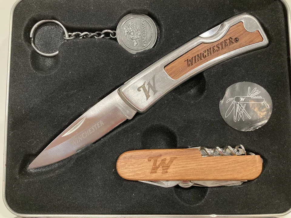 Juego conmemorativo Winchester cuchillo multiherramienta y llavero en lata nunca usado Foto 3 de 4